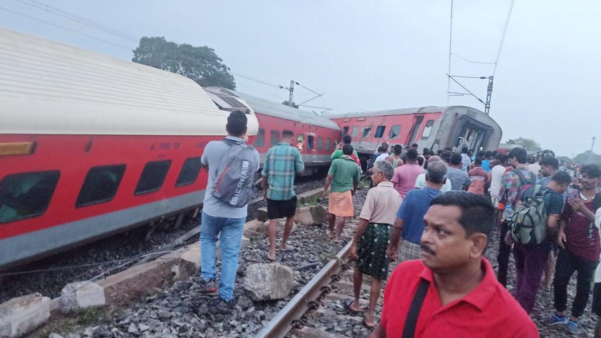 Major Train Derailment in Jharkhand: 2 Dead, 20 Injured